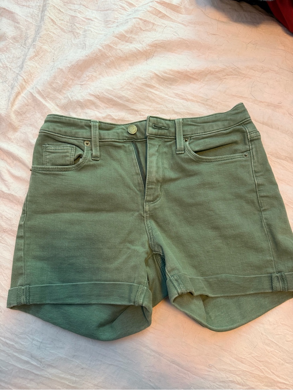 Universal Thread Women’s Olive Green Casual Roll-Hem Shorts